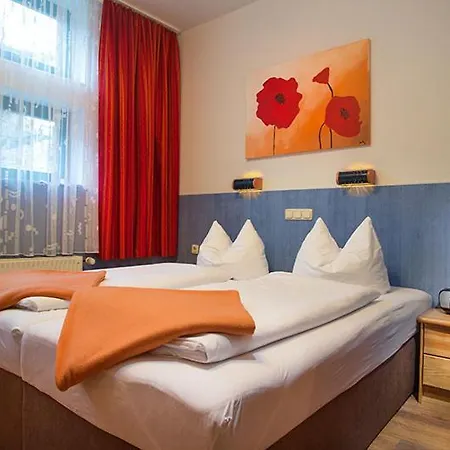 Pension Heinrich Im Zentrum Von Greifswald Mit Kuechenzeilen Und Parkplatz 24H Checkinn Greifswald
