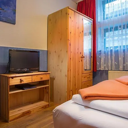 Hotel Pension Heinrich Im Zentrum Von Greifswald Mit Kuechenzeilen Und Parkplatz 24H Checkinn Greifswald