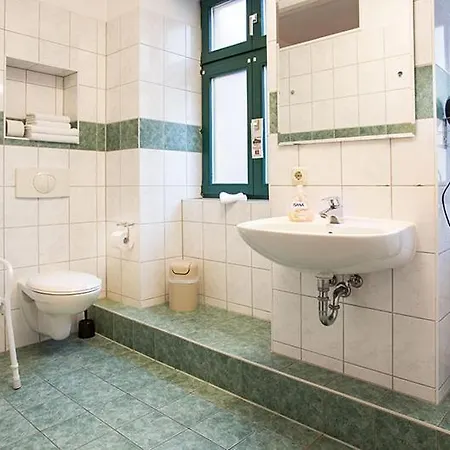 Hotel Pension Heinrich Im Zentrum Von Greifswald Mit Kuechenzeilen Und Parkplatz 24H Checkinn *